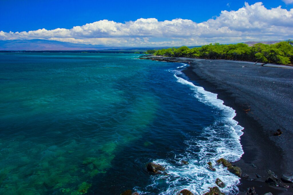 Kīholo Bay, Hawaii, USA - beautiful seas, volcanic islands, Image credit: Paul Blessington on Unsplash